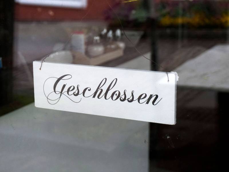 Geschlossen-Schild im Fenster eines Cafés