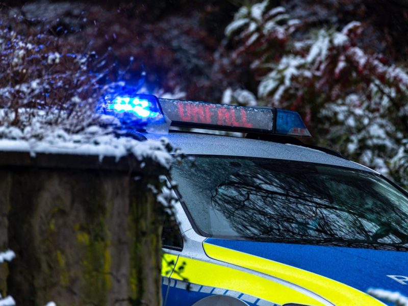 Nach Schnee kommt Regen: In der Nacht zum Sonntag gibt es zunächst Frost, dann steigen die Temperaturen. Die Folge ist Glatteisgefahr.