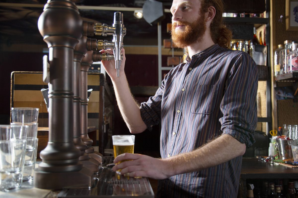 Ein bÃ¤rtiger Mann zapft ein Bier am Zapfhahn, (Symbolbild)