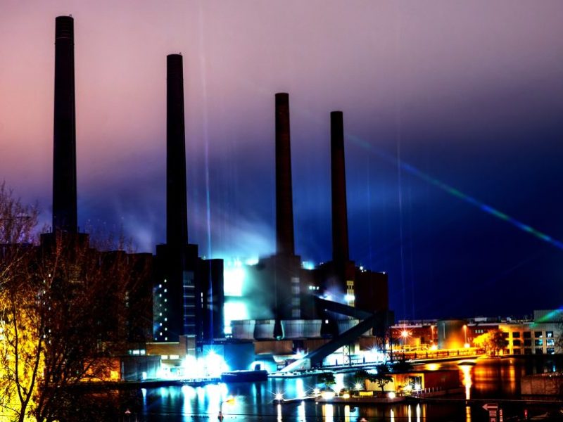 Die VW-Türme in Wolfsburg leuchten derzeit ungeachtet der Krise.