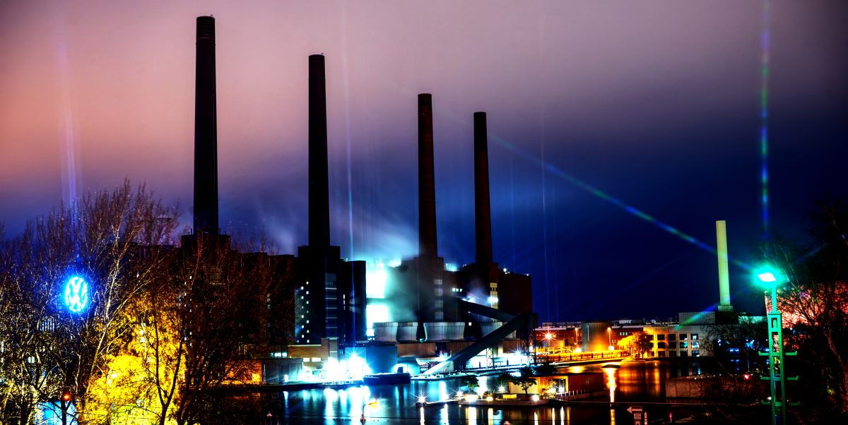 Die VW-TÃ¼rme in Wolfsburg leuchten derzeit ungeachtet der Krise.