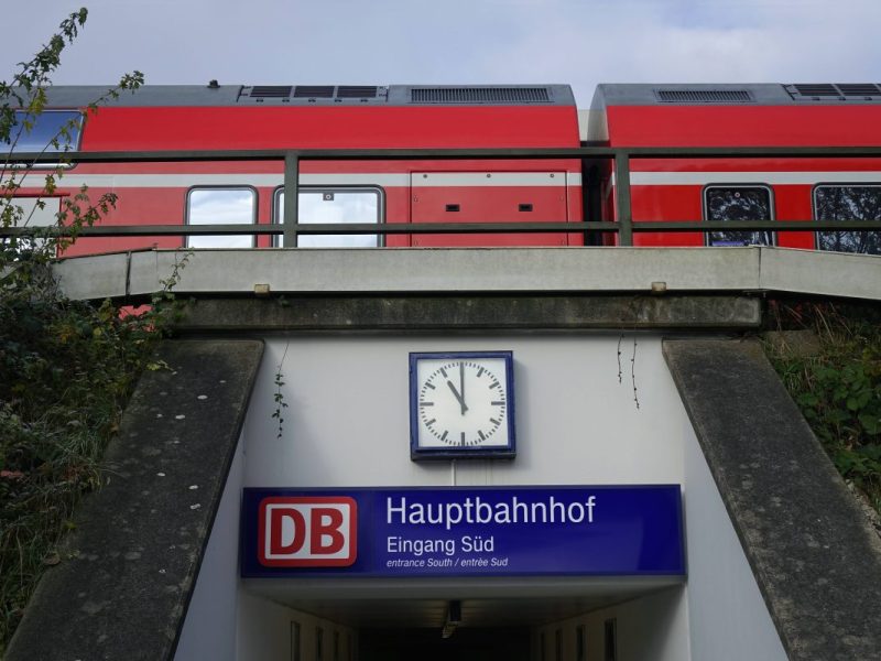 Der Hund wurde hinter dem Hauptbahnhof Braunschweig angebunden.
