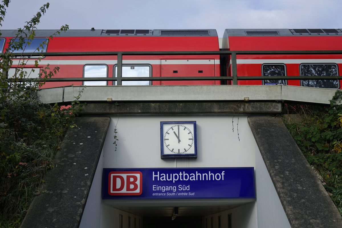 Der Hund wurde hinter dem Hauptbahnhof Braunschweig angebunden.