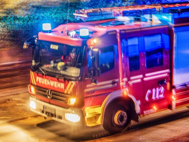 Beim Löschen eines Brandes in einem Harzer Wohnhaus finden Feuerwehrleute einen toten Mann. Noch ist unklar, warum er starb.
