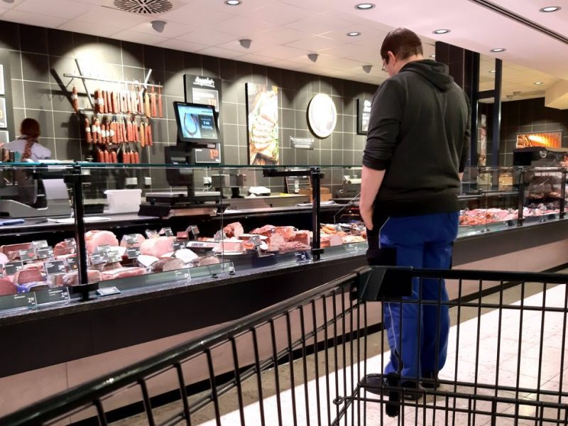 Ein Mann steht vor einer Fleischtheke in einem Edeka in Braunschweig (Symbolbild)