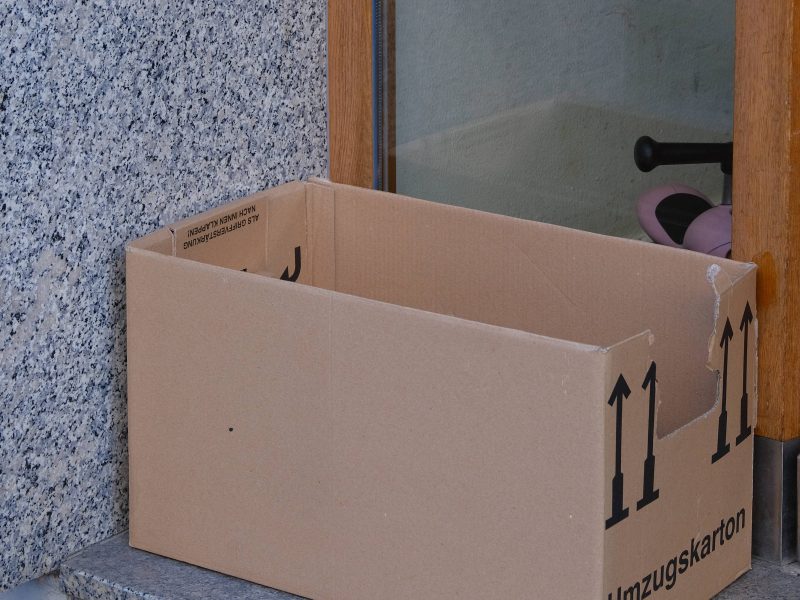 Karton vor einer Haustür