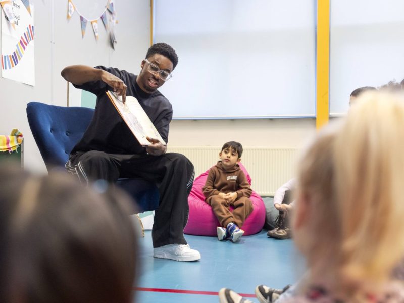 Ein Lehrer bringt seinen Schülern etwas bei (Symbolbild Thüringen)