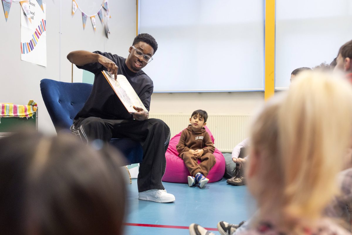 Ein Lehrer bringt seinen SchÃ¼lern etwas bei (Symbolbild ThÃ¼ringen)