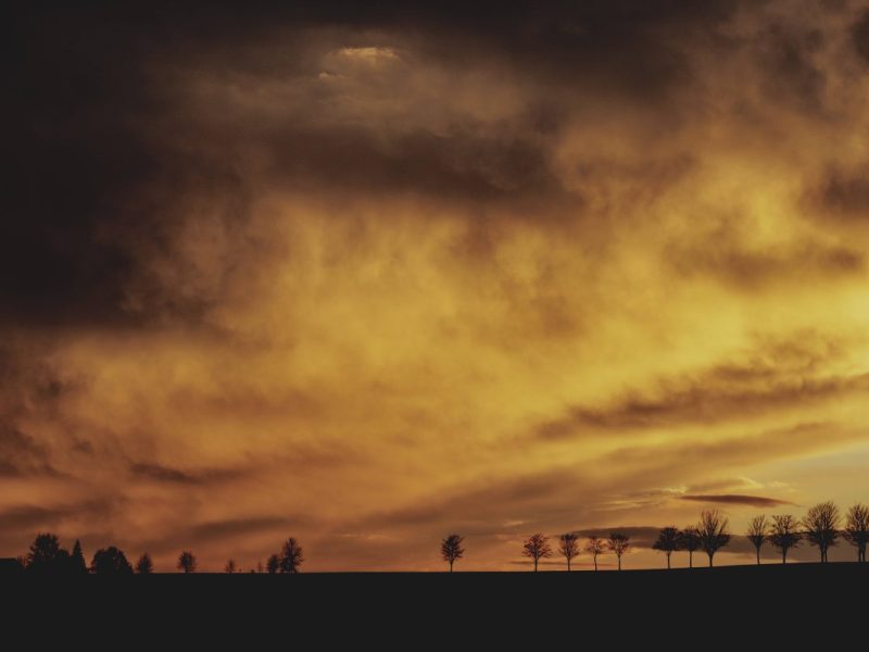 Wolken werden von der untergehenden Sonne angestrahlt (Symbolbild für das Wetter in Niedersachsen)