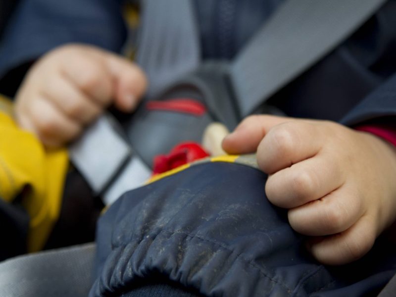 Ein Kind ist in Gifhorn in ein Auto eingesperrt. Die Feuerwehr handelt schnell und resolut.