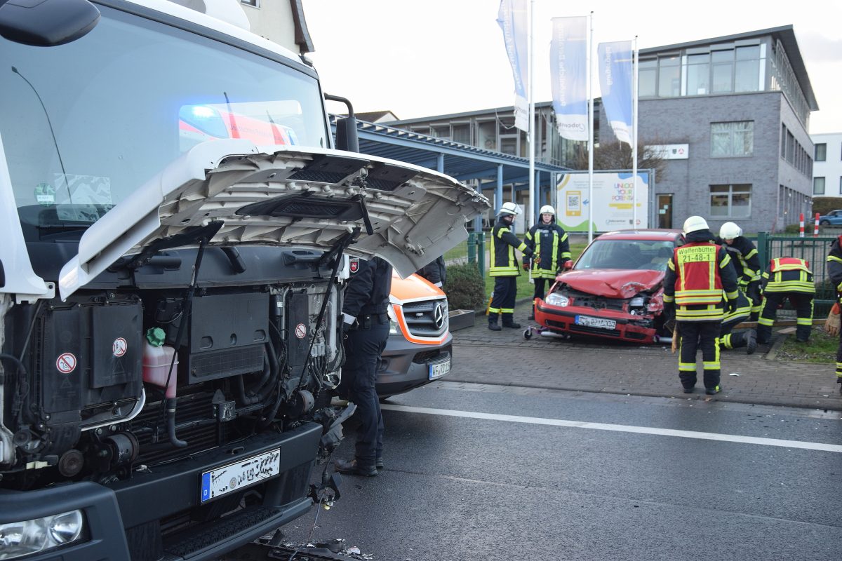 Bei einem Unfall in WolfenbÃ¼ttel ist ein Mann schwer verletzt worden.