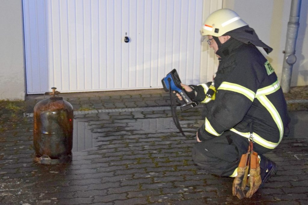 Die verursachende Gasflasche wurde gekühlt und geborgen. Mit der Kontrolle einer Wärmebildkamera konnte sichergestellt werden, das von der Flasche keine Gefahr mehr ausging.