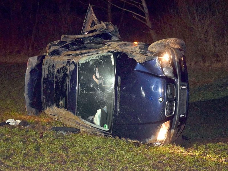 Ein Auto ist in Wolfenbüttel von der Straße abgekommen und hat sich mehrfach überschlagen.