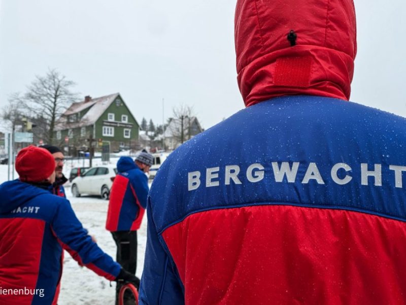 Drei Bergwächter der Bergwacht Vienenburg in voller Montur
