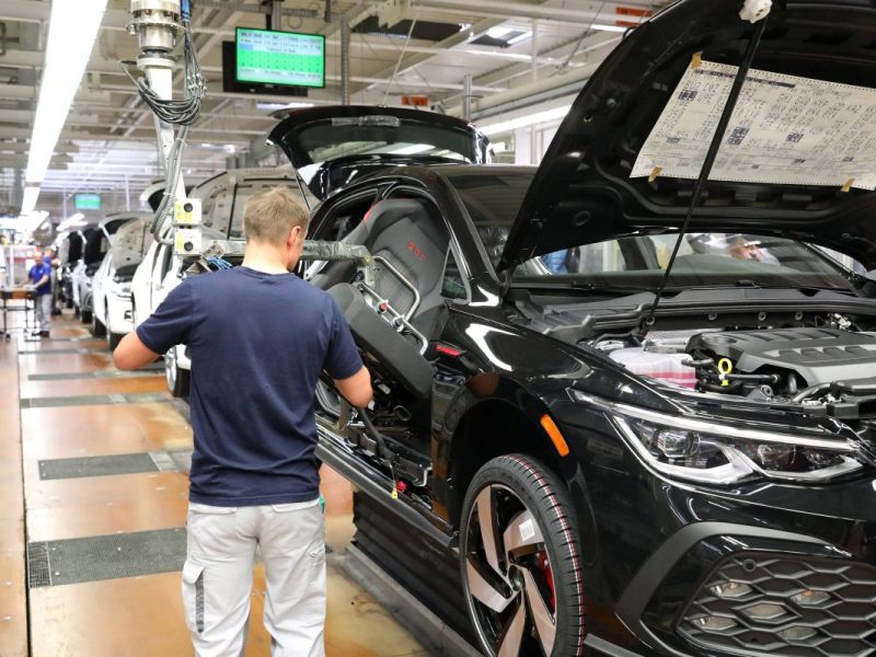 VW Mitarbeiter im Werk