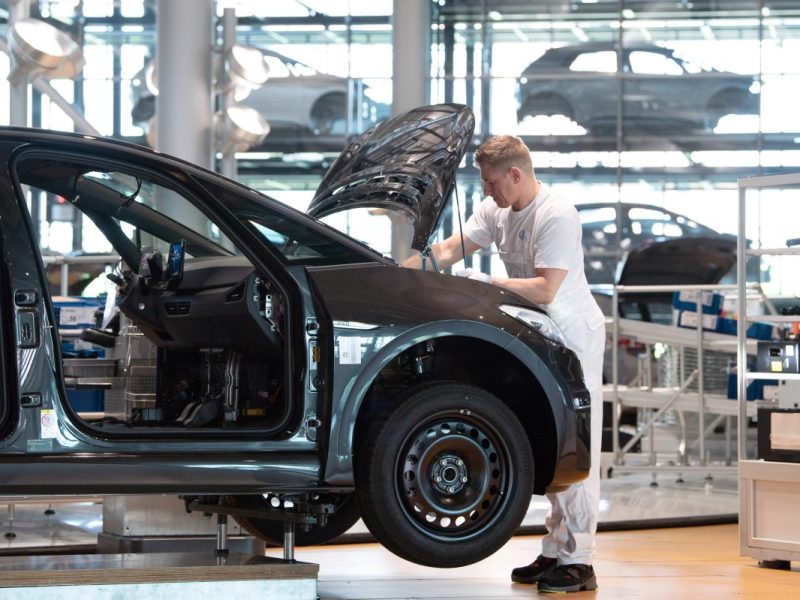 Autos sollen bei VW in Dresden von 2026 an nicht mehr gebaut werden. Bis dahin muss ein Alternativkonzept erarbeitet werden.