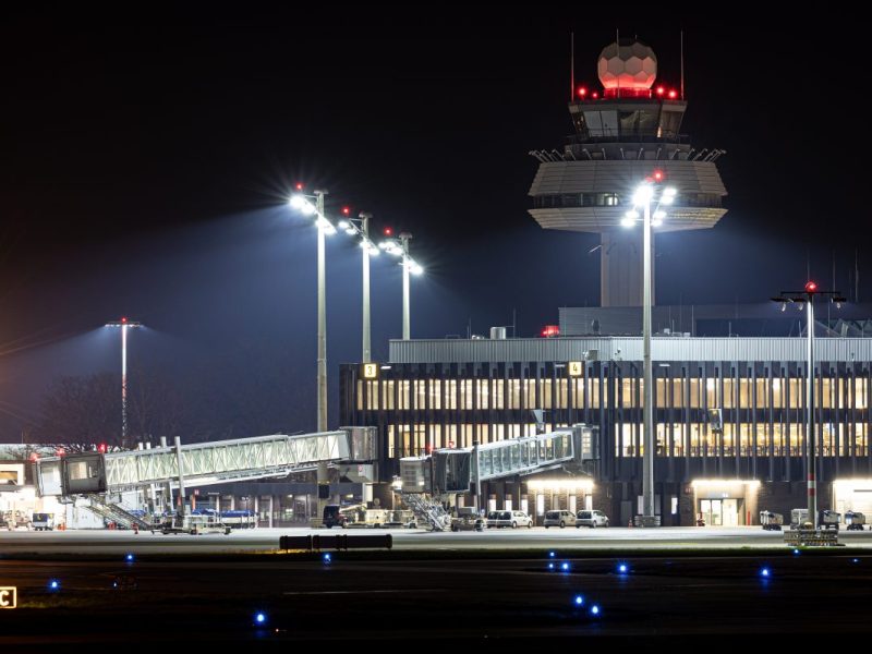 Am Flughafen Hannover hebt ein Abschiebe-Flieger ab. Sein Ziel: Der Irak. Es gibt auch spontane Proteste gegen die Aktion.