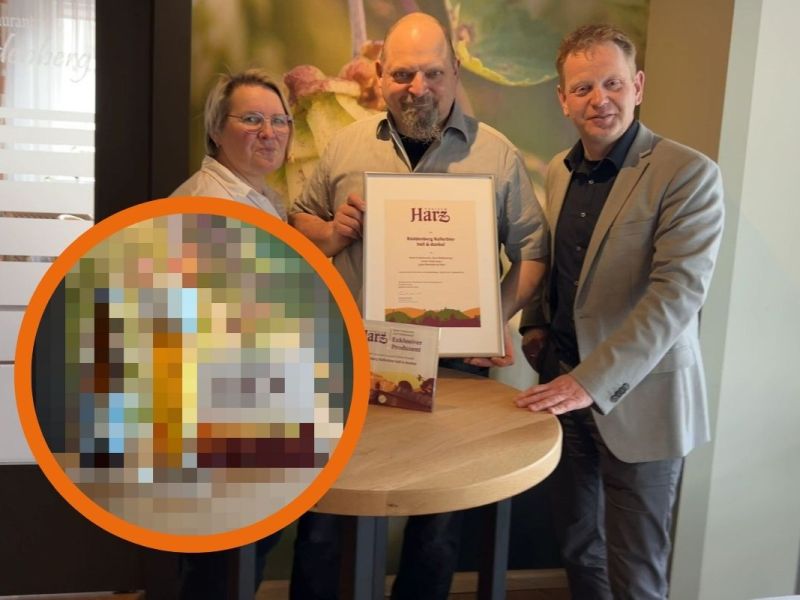 von links: Silke und René Topfstedt sowie Andreas Lehmberg bei der Auszeichnung des Harzer Tourismusverband