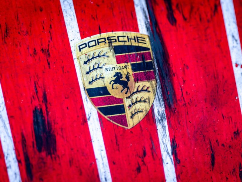 VW-Tochter Porsche will sich von zwei Topmanagern trennen. Wen es treffen soll und warum, liest du bei uns.