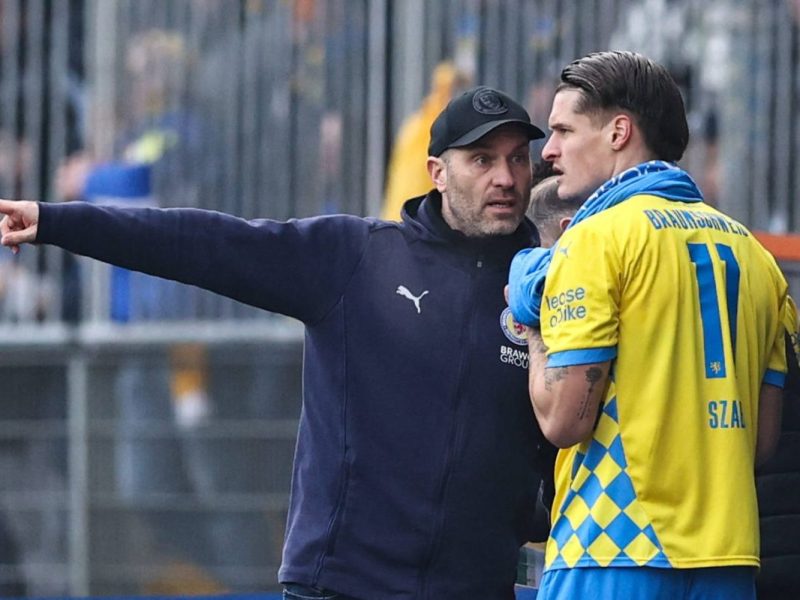Eintracht Braunschweig: Daniel Scherning redet auf seine Spieler ein.