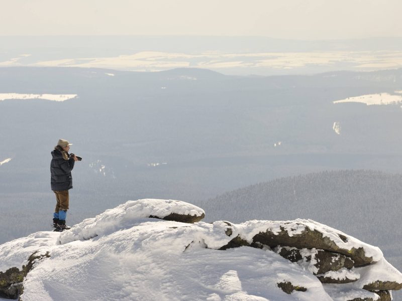 Fotograf macht auf dem Brocken im Harz ein Foto