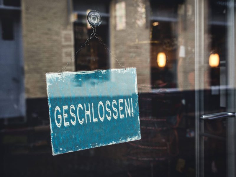 Schild in einem Schaufenster in Wolfsburg mit der Aufschrift: Geschlossen (Symbolbild)