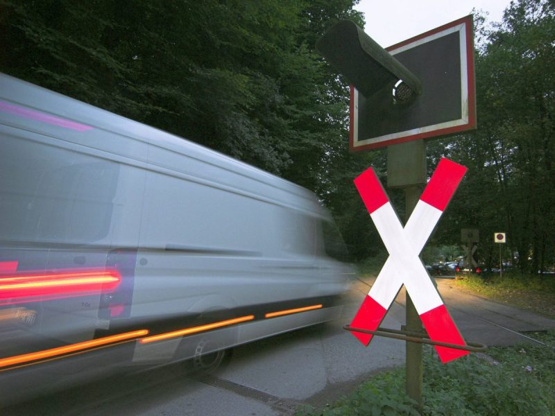 In Gifhorn hat ein Zug einen VW-Crafter gerammt.