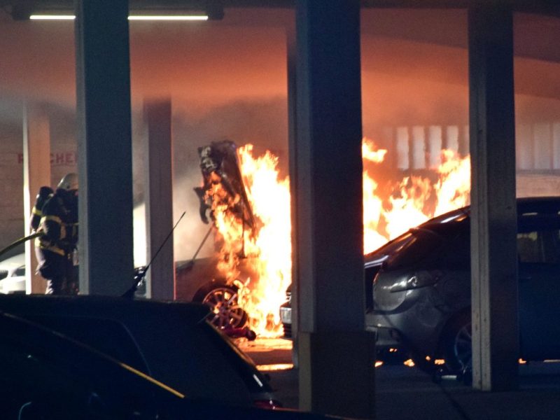 Flammen schlagen am Dienstag aus dem Wagen!