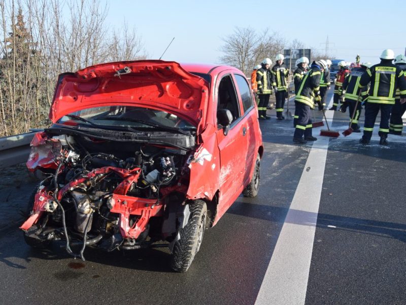 Das Auto prallte mit voller Wucht gegen die Leitplanke.