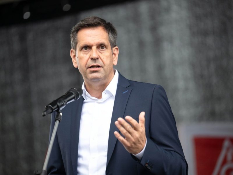 Olaf Lies (SPD), Wirtschaftsminister von Niedersachsen, fordert noch mehr in puncto Flottengrenzwerte bei VW & Co.