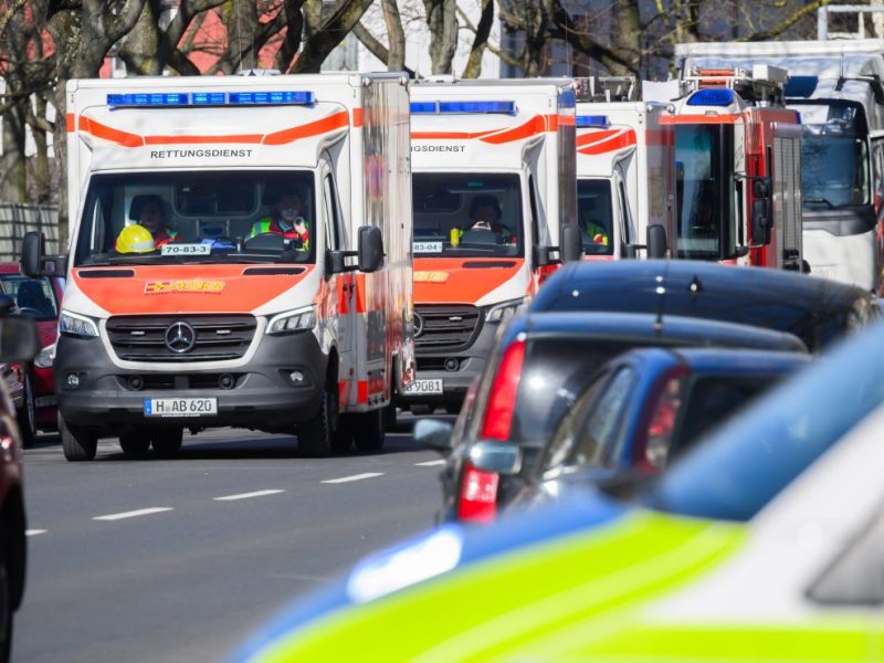 Rettungswagen stehen vor einem Werk von Continental. Nach einer Explosion beim Autozulieferer und Reifenhersteller Continental ist die Feuerwehr in Hannover zu einem größeren Einsatz ausgerückt.