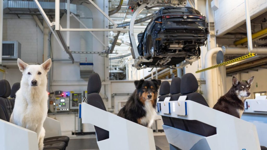 Hunde besuchen die Tayron Produktion im Volkswagen Werk Wolfsburg.