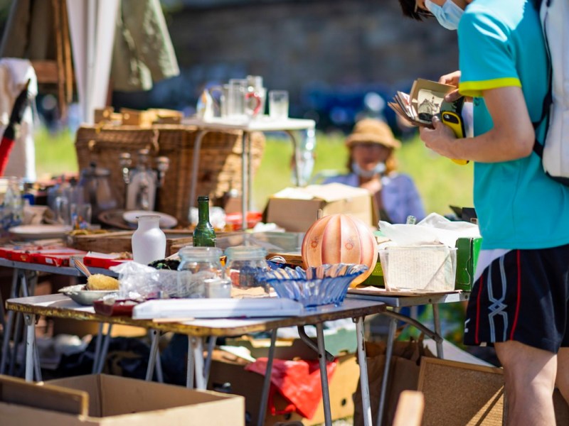 Person auf dem Trödelmarkt am Johannstädter Elbufer