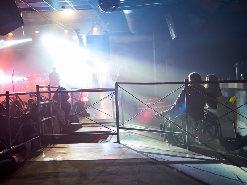 Zwei Personen im Rollstuhl bei einem Konzert