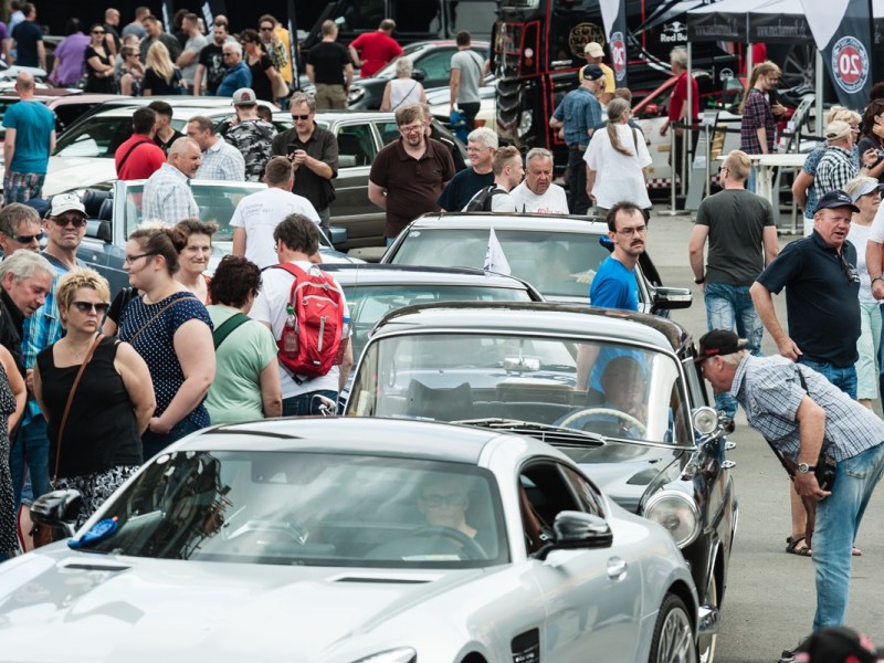 Autos und Besuchende in Hattingen beim Mercedestreffen