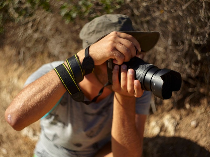 Ein Mann macht ein Foto im Wald