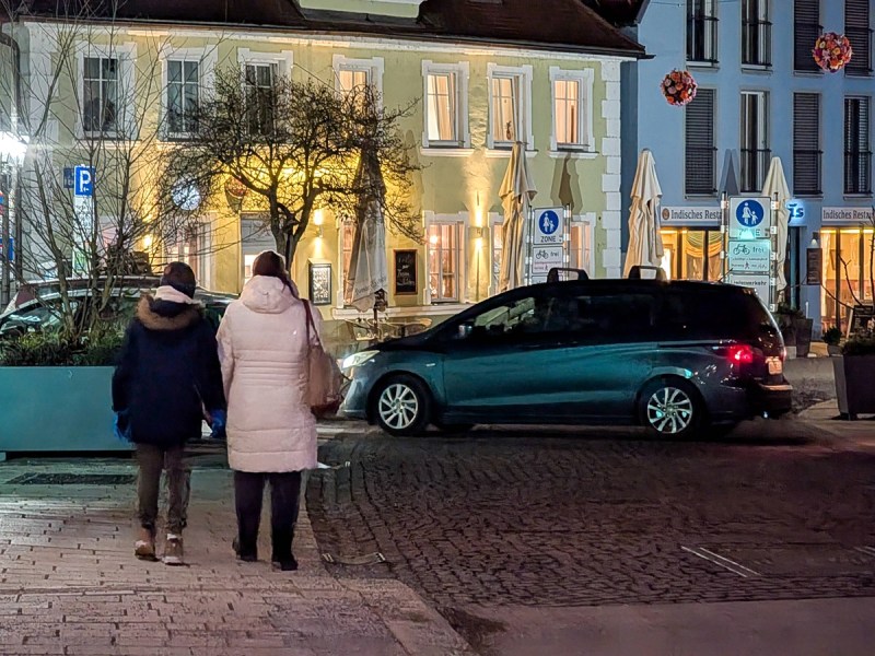 Zwei Personen in der Stadt am Abend