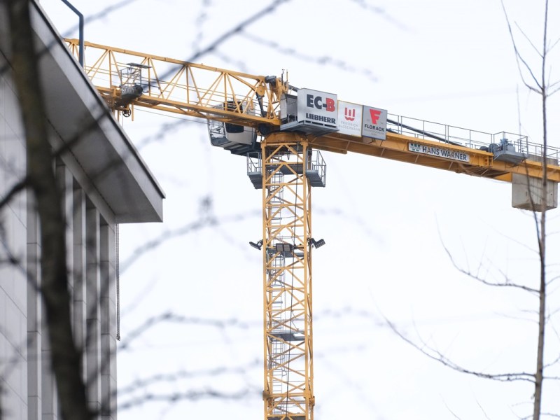 Baukran hinter einer Wohnung