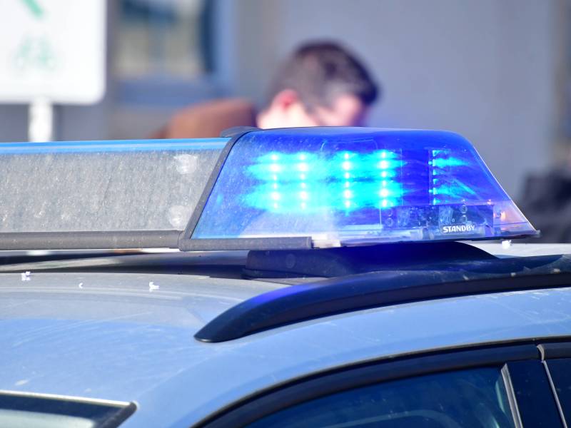 Blaulicht an einem Einsatzwagen der Polizei