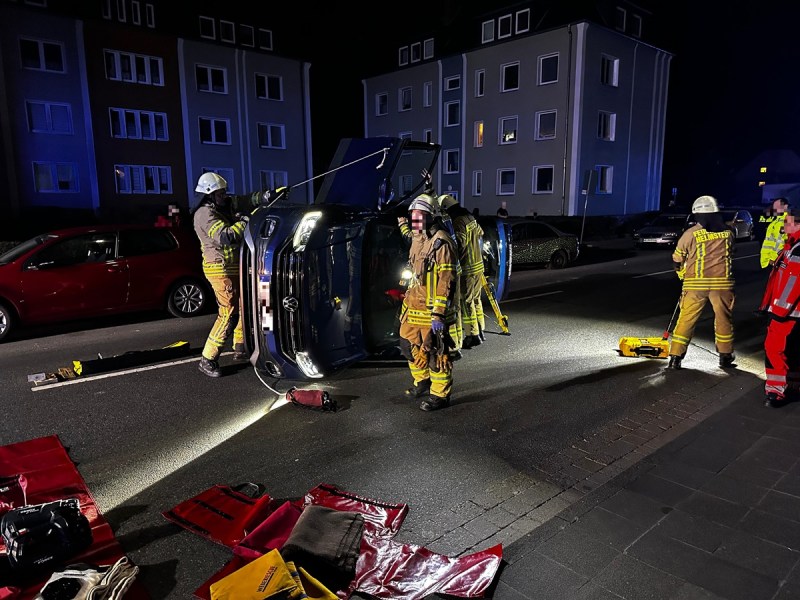Der VW blieb am Montagabend auf der Seite liegen.