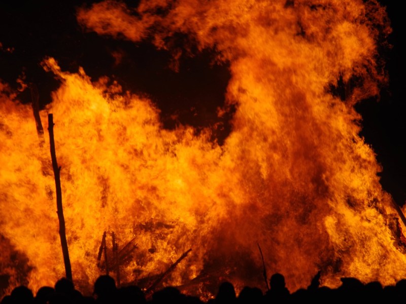 Eine Frau ist am Osterfeuer Salzgitter bewusstlos aufgefunden worden. (Symbolbild)