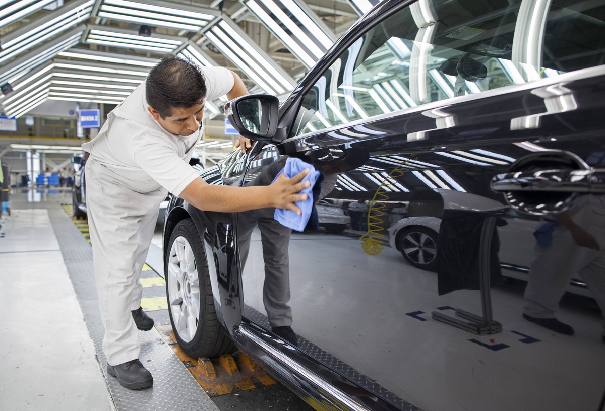 .Ein Mitarbeiter von Volkswagen de Mexico putzt in der Endkontrolle einen VW Golf.