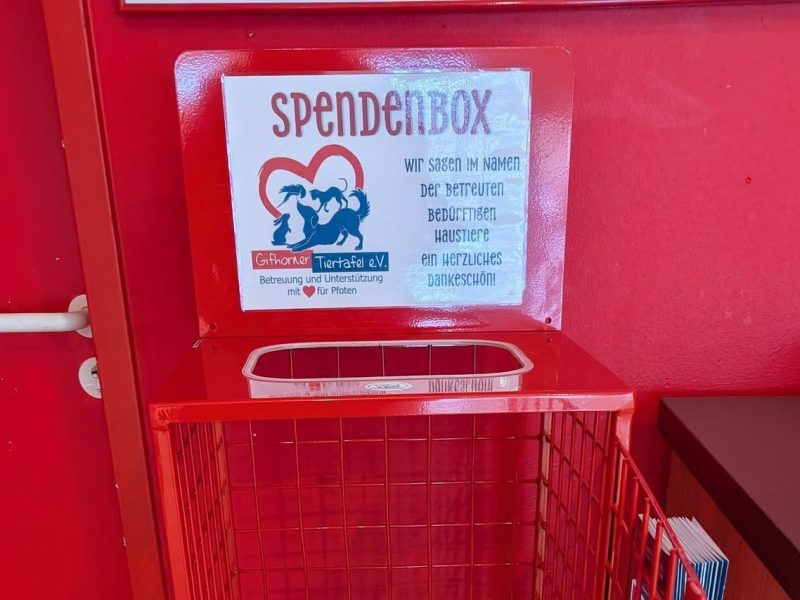 Futterbox der Tiertafel Gifhorn gefüllt mit Flaschen