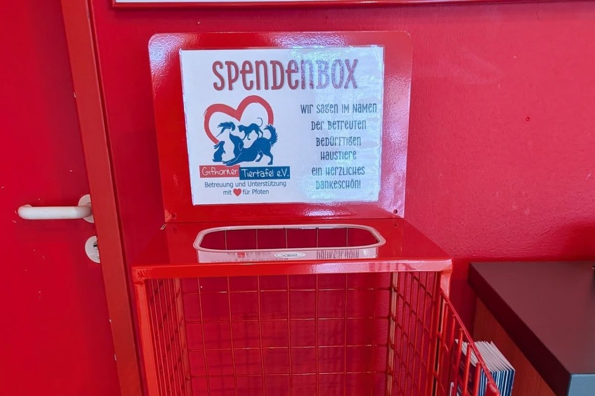Futterbox der Tiertafel Gifhorn gefüllt mit Flaschen