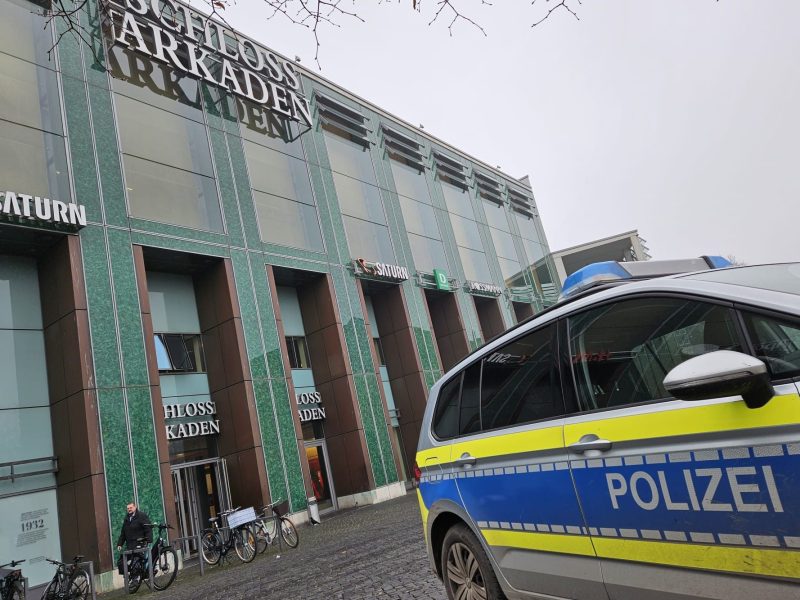 Polizeiwagen vor dem Schloss Braunschweig
