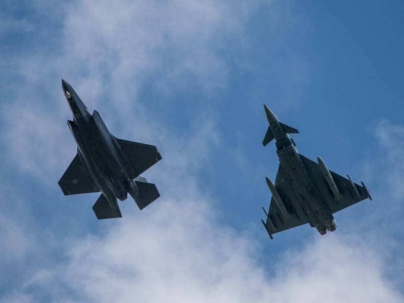 Uebung der US-Air Base in Ramstein mit zwei Kampfjets in der Luft