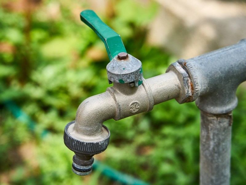 Trockener Wasserhahn im Garten.
