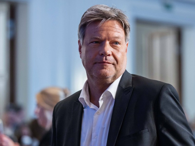 Leuchtturmprojekt oder Millionengrab? Habecks Batteriefabrik sollte die Energiewende symbolisieren – jetzt ist sie Geschichte.
