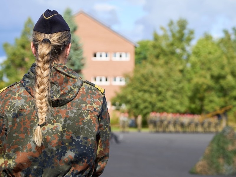 Die Deutsche Verteidigung ist in der Krise – immer weniger junge Menschen gehen zu Bundeswehr. Sollte die Wehrpflicht also wiedereingeführt werden und auch für Frauen gelten?