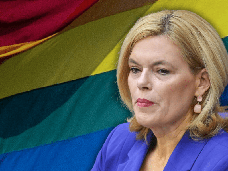 Bundestagspräsidentin Julia Klöckner kriegt eine Abreibung. Gegen ihre Entscheidungen wird während eine Sitzung protestiert.